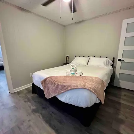 3 Bedroom Close To Uptown! Pets Welcome! Holiday home Charlotte