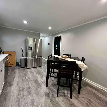 3 Bedroom Close To Uptown! Pets Welcome! *