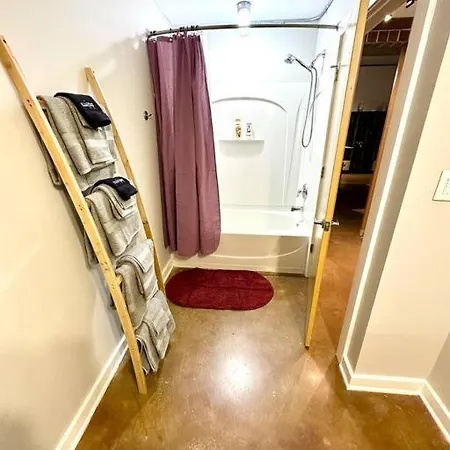 Charming 1br - Full Kitchen - Uptown Living