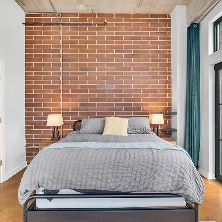Charming 1br - Full Kitchen - Uptown Living Apartment *