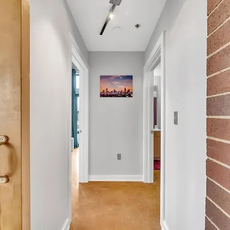 Apartment Charming 1br - Full Kitchen - Uptown Living *