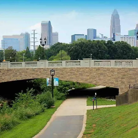 Luxury Dilworth 1br ◉ Near Food, Shops & Greenway Apartment