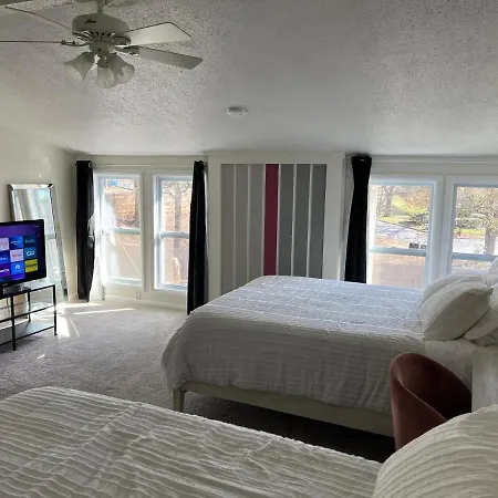 Homestay Large Bedroom With 2 Queen Bed - Not Entire Place
