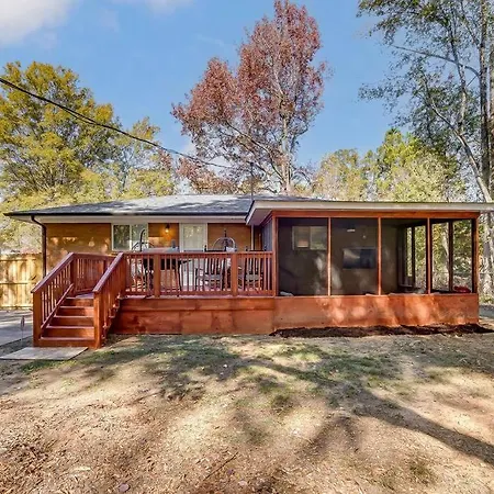 Charm Haven With Outdoor Tv Holiday home Charlotte
