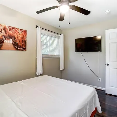 Holiday home Charm Haven With Outdoor Tv Charlotte