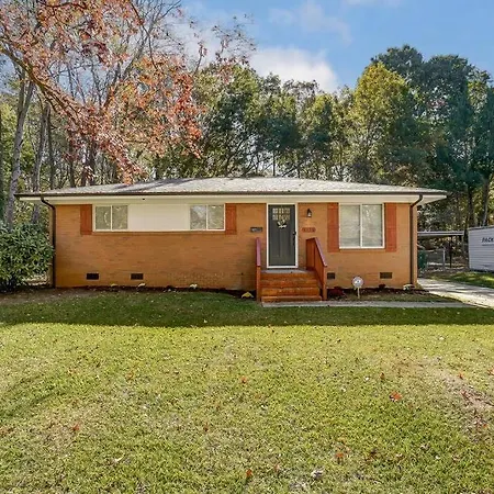 Charm Haven With Outdoor Tv Holiday home Charlotte