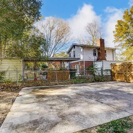 Holiday home Charm Haven With Outdoor Tv