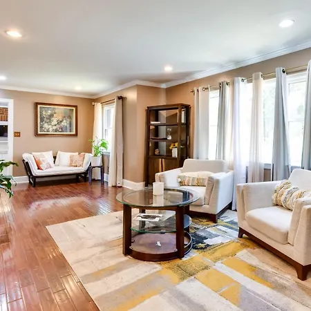 Bright About 3 Mi To Uptown! Holiday home *