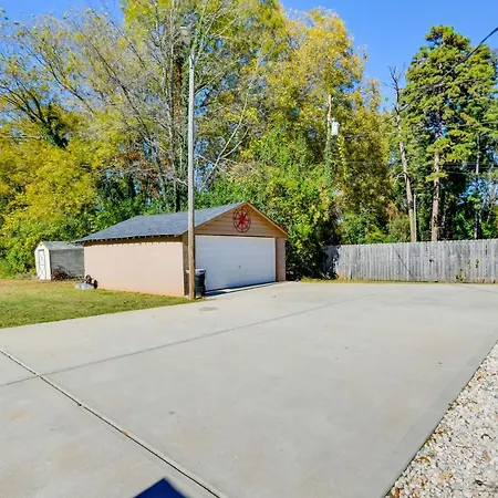 Bright About 3 Mi To Uptown! Holiday home *