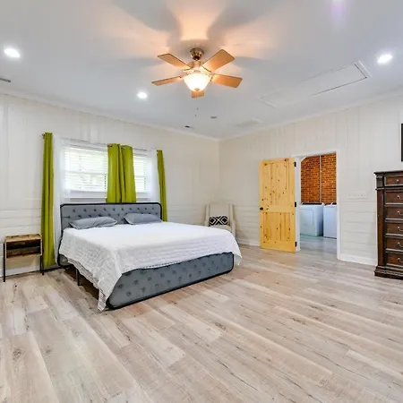 Bright About 3 Mi To Uptown! Holiday home Charlotte