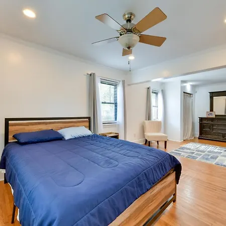 Holiday home Bright About 3 Mi To Uptown!