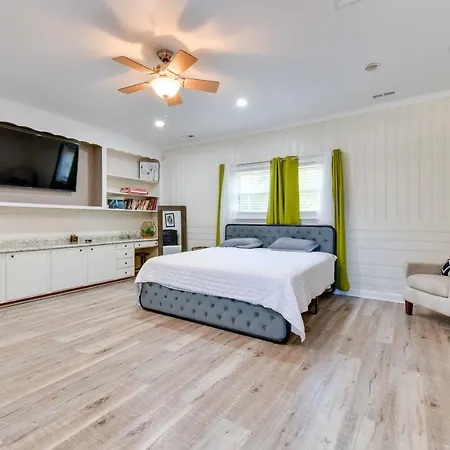 Holiday home Bright About 3 Mi To Uptown! *