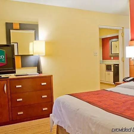 Courtyard Airport North 3*