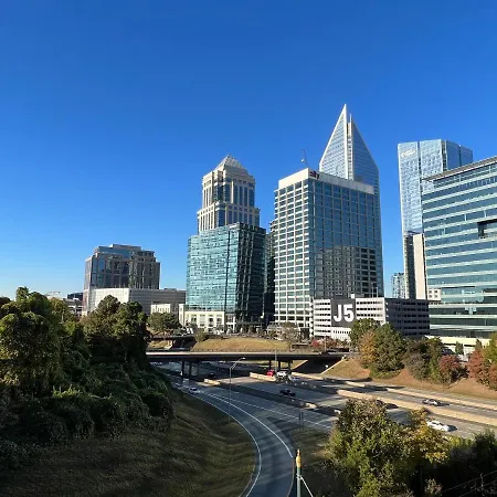 Apartment Spacious 2 Bed, 2 Bath Uptown Gem In The Heart Of The City-parking-wi-fi-balcony-walk To Boa Stadium Charlotte