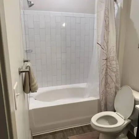 Apartment Spacious Luxury 2 Bedroom-2 Bath In Uptown With Balcony -80 *
