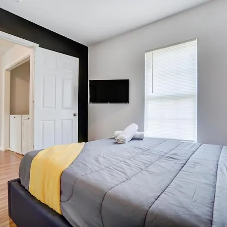 Holiday home King Suite Whottub Close 2 Uptown New Renovated *