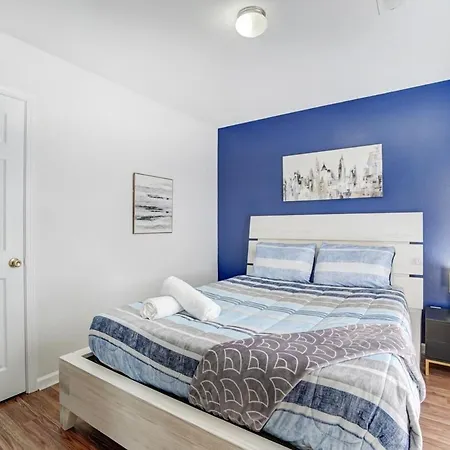 King Suite Whottub Close 2 Uptown New Renovated Holiday home *