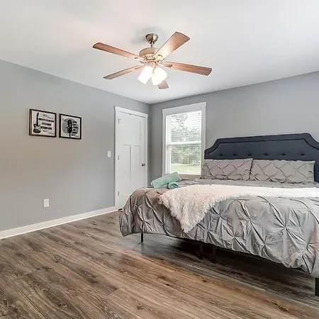 Uptown W Hot Tub & Fire Pit I Two King Beds