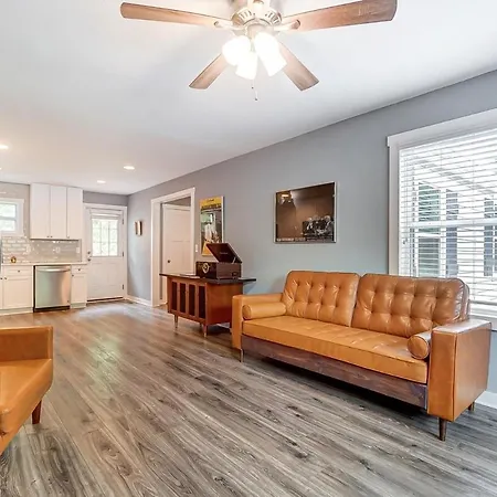Holiday home Uptown W Hot Tub & Fire Pit I Two King Beds *