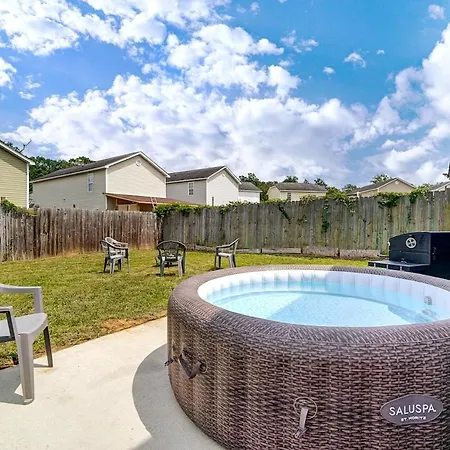 King Suite Whottub Close 2 Uptown New Renovated Holiday home *
