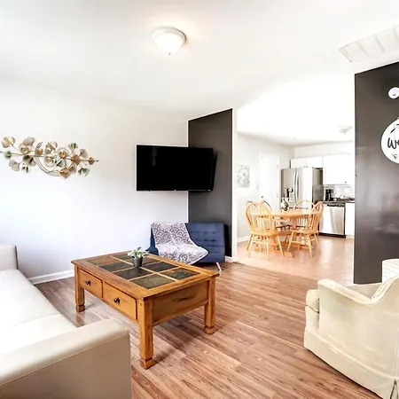 King Suite Whottub Close 2 Uptown New Renovated