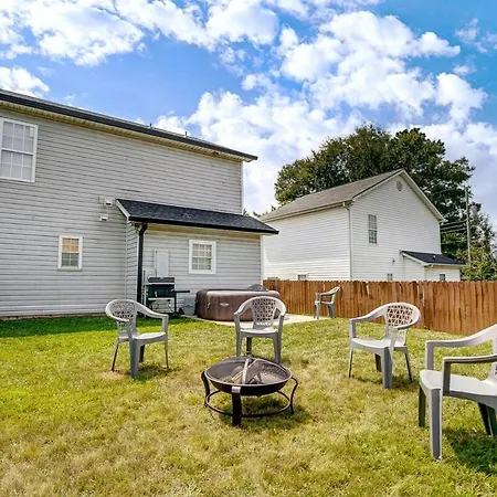 King Suite Whottub Close 2 Uptown New Renovated Holiday home