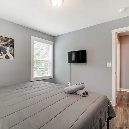 Uptown W Hot Tub & Fire Pit I Two King Beds *