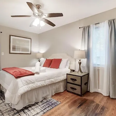 Book Now I Enderly Park Snug & Stylish In Uptown Holiday home