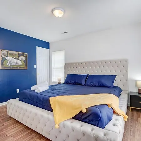 Holiday home King Suite Whottub Close 2 Uptown New Renovated