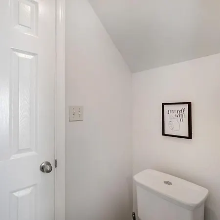 King Suite Whottub Close 2 Uptown New Renovated *