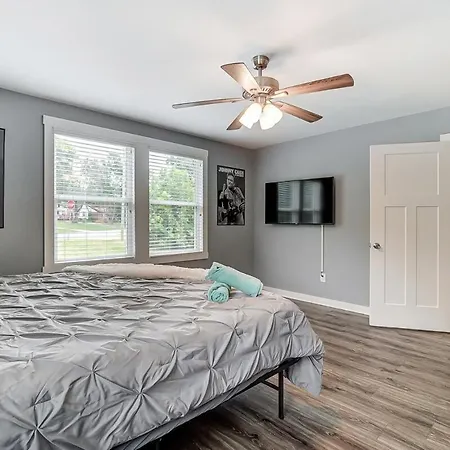 Uptown W Hot Tub & Fire Pit I Two King Beds