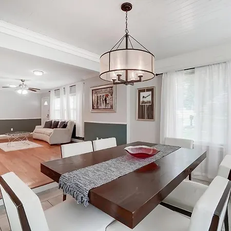 Book Now I Enderly Park Snug & Stylish In Uptown *