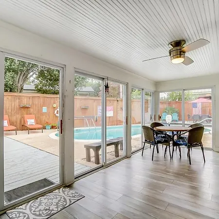 Poolside Bungalow W Fire Pit Fun King Holiday home *