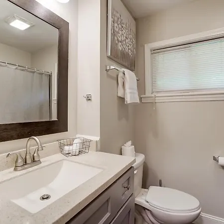 Holiday home Book Now I Enderly Park Snug & Stylish In Uptown *