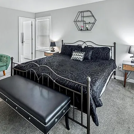 Uptown Luxe I King Suite W Billiards & Hot Tub Holiday home Charlotte