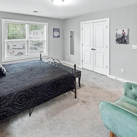 Uptown Luxe I King Suite W Billiards & Hot Tub Holiday home