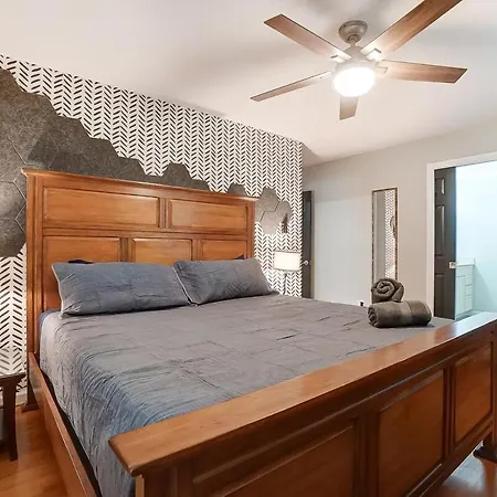 Uptown Retreat King W Hot Tub & Fire Pit! Charlotte