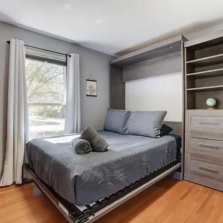 Uptown Retreat King W Hot Tub & Fire Pit! Holiday home *