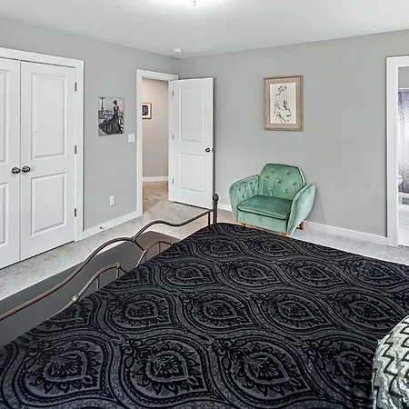 Uptown Luxe I King Suite W Billiards & Hot Tub
