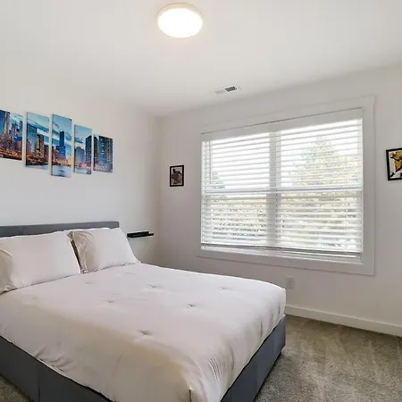 Holiday home Chic Stunner In Uptown King W Hot Tub!