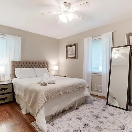 Holiday home Book Now I Enderly Park Snug & Stylish In Uptown *