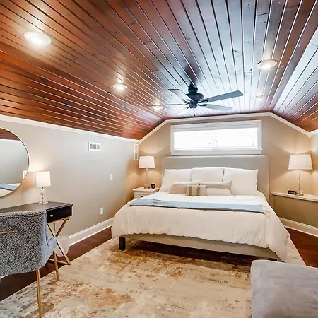 Uptown Stunner W Hot Tub & Foosballl King Holiday home Charlotte