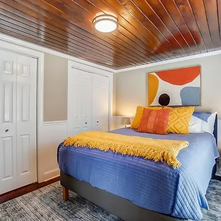 Holiday home Uptown Stunner W Hot Tub & Foosballl King *