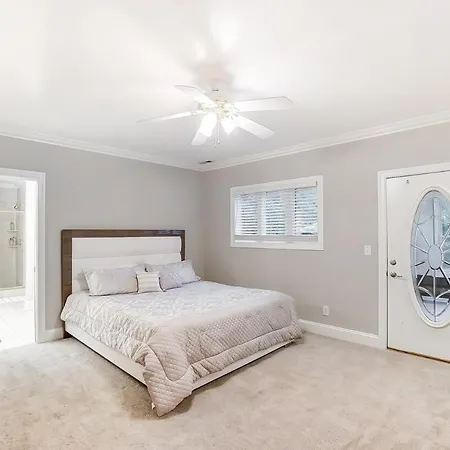 Uptown Luxe W King & Hot Tub Sleeps 20 Holiday home Charlotte