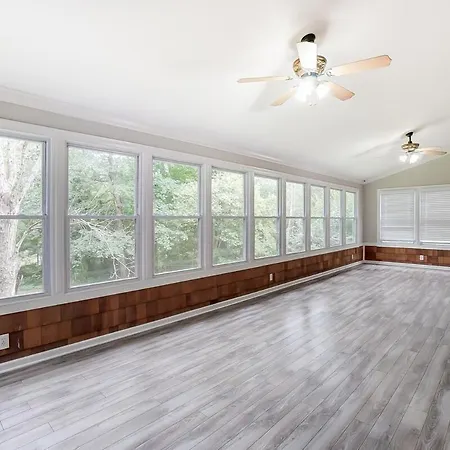 Uptown Luxe W King & Hot Tub Sleeps 20 Holiday home