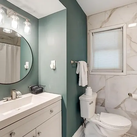 Comfy Uptown Cottage! King Bed In Enderly Park Holiday home *