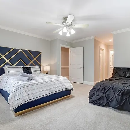 Uptown Luxe W King & Hot Tub Sleeps 20 Holiday home *