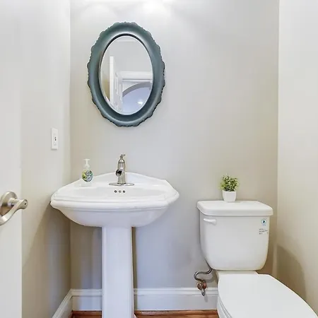 Holiday home Uptown Luxe W King & Hot Tub Sleeps 20 *