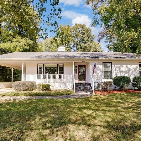 Uptown Retreat King W Hot Tub & Fire Pit! Holiday home Charlotte