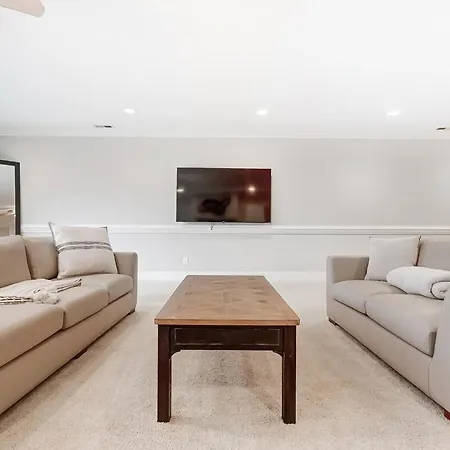 Uptown Luxe W King & Hot Tub Sleeps 20 Holiday home